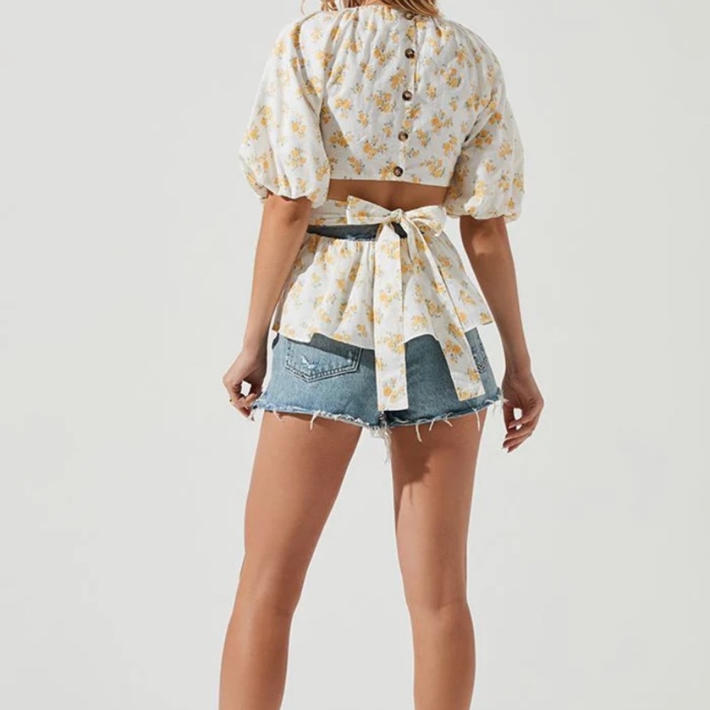 Super cute floral top NEW! Size Medium